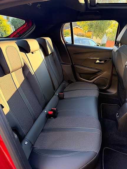 Peugeot 208 11 of 13