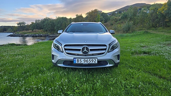 Mercedes-Benz GLA250 2 of 24