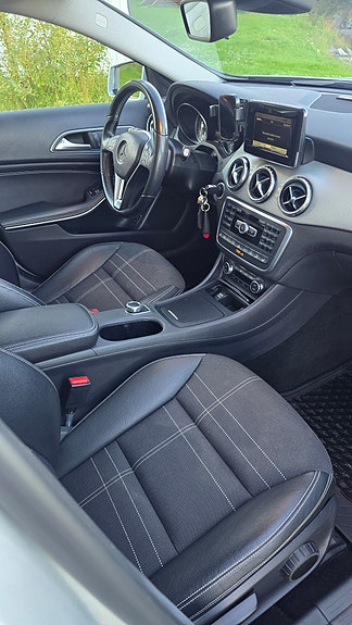 Mercedes-Benz GLA250 11 of 24