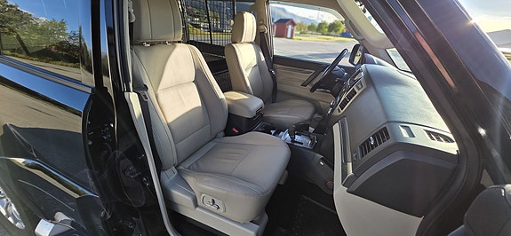 Mitsubishi Pajero 30 of 30