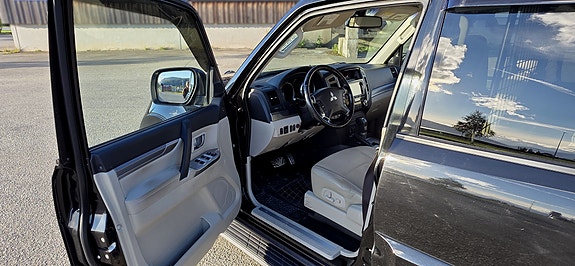 Mitsubishi Pajero 12 of 30