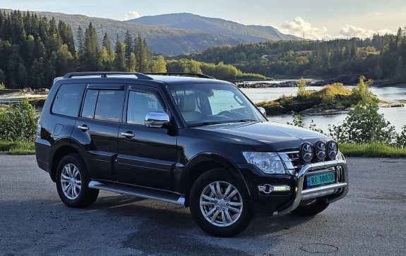 Mitsubishi Pajero 2 of 30