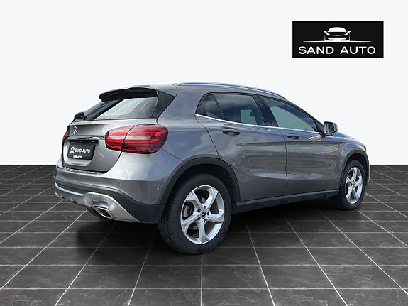 Mercedes-Benz GLA180 2 of 30