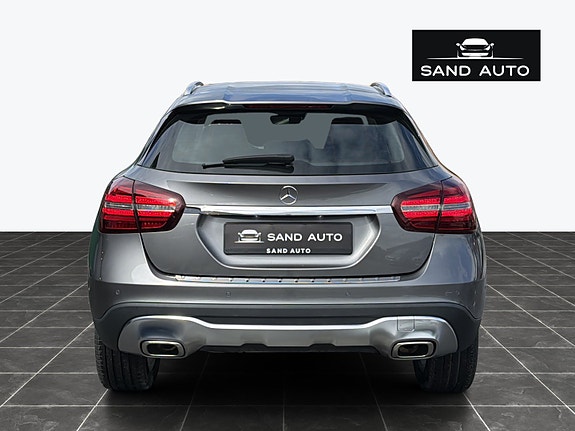 Mercedes-Benz GLA180 4 of 30