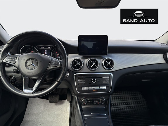 Mercedes-Benz GLA180 11 of 30