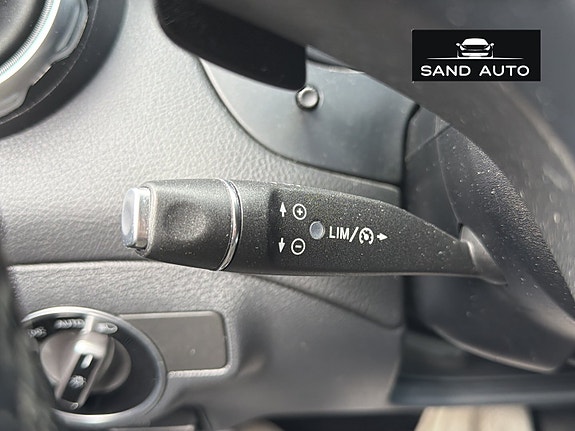 Mercedes-Benz GLA180 28 of 30