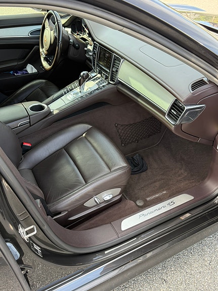 Porsche Panamera 4 16 of 30