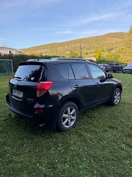 Toyota RAV4 4 of 10