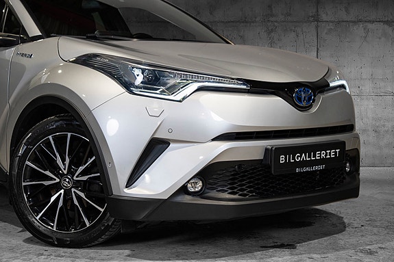 Toyota C-HR 2 of 30