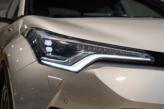 Toyota C-HR 4 of 30