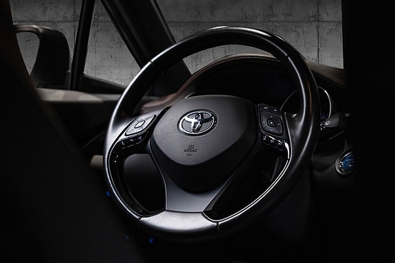 Toyota C-HR 27 of 30