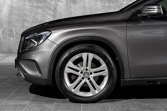 Mercedes-Benz GLA180 11 of 30