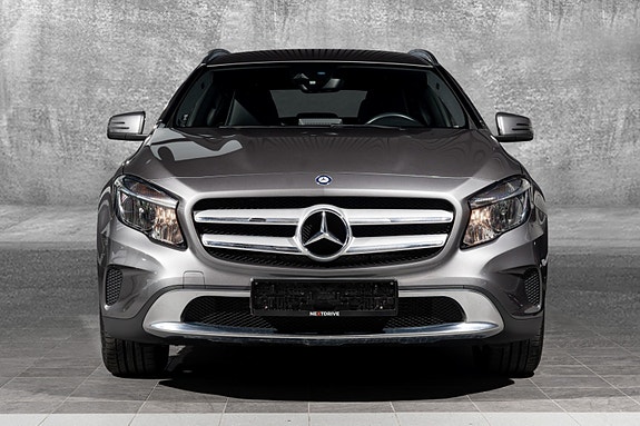 Mercedes-Benz GLA180 3 of 30