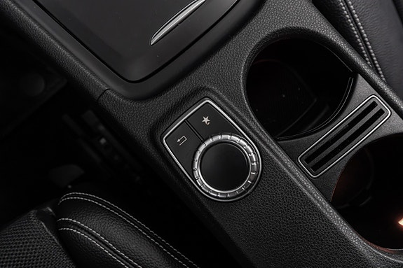 Mercedes-Benz GLA180 22 of 30