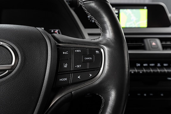 Lexus UX250h 17 of 30