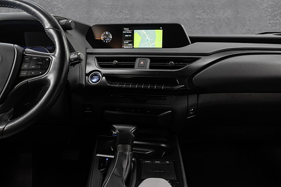 Lexus UX250h 26 of 30