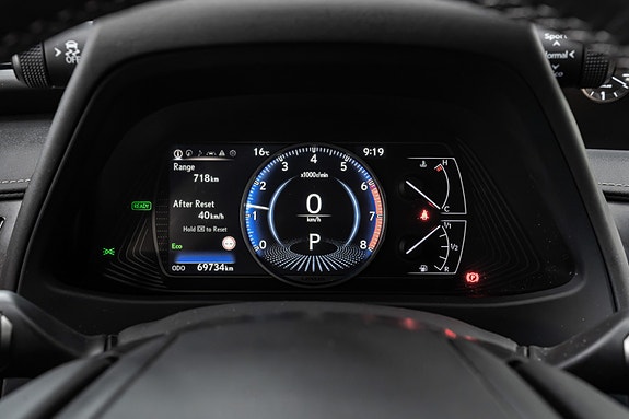 Lexus UX250h 18 of 30