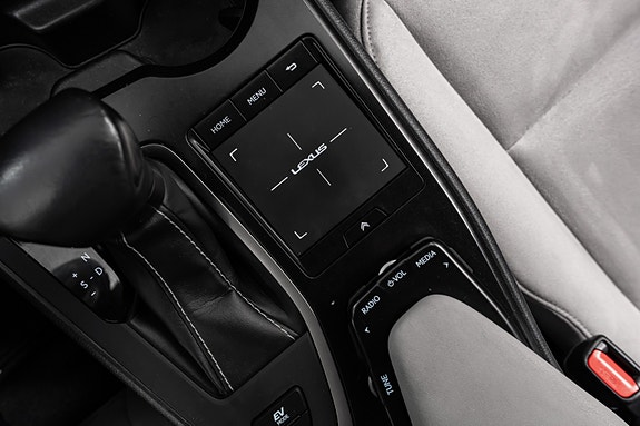 Lexus UX250h 23 of 30