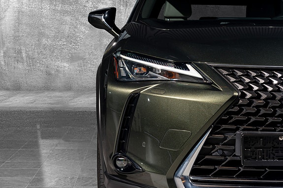 Lexus UX250h 4 of 30