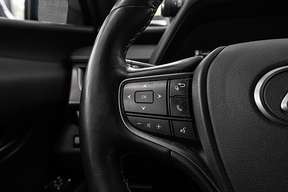 Lexus UX250h 16 of 30