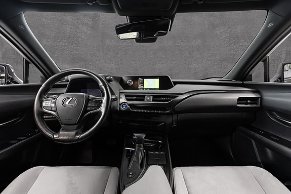 Lexus UX250h 13 of 30
