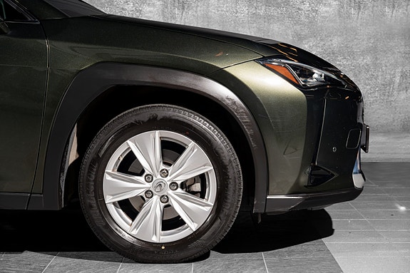 Lexus UX250h 12 of 30