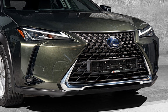 Lexus UX250h 2 of 30