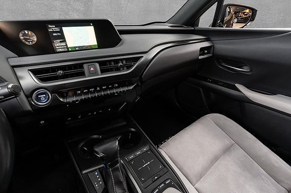 Lexus UX250h 21 of 30
