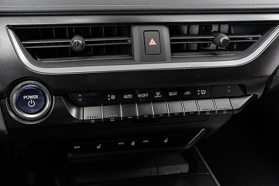 Lexus UX250h 25 of 30