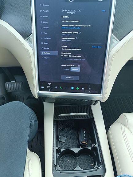 Tesla Model X 24 of 29