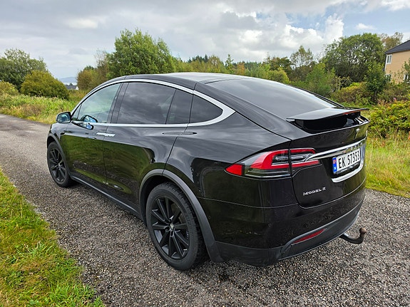 Tesla Model X 14 of 29