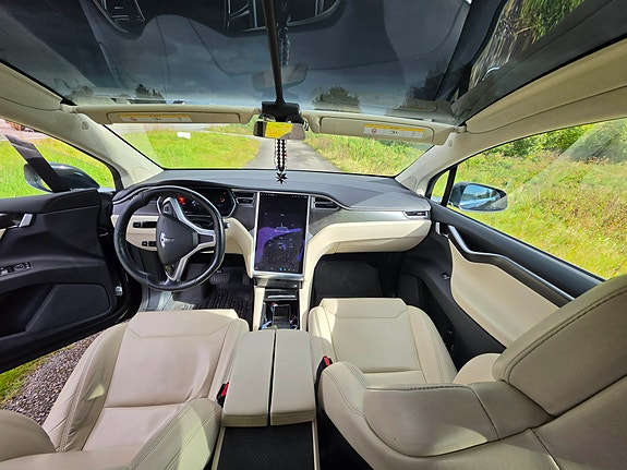 Tesla Model X 20 of 29