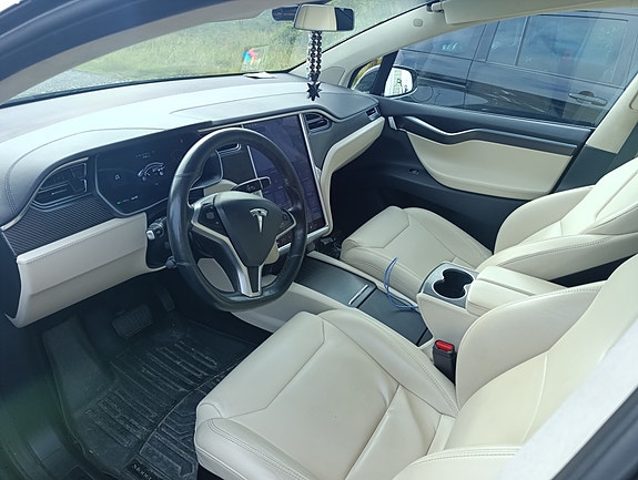 Tesla Model X 23 of 29