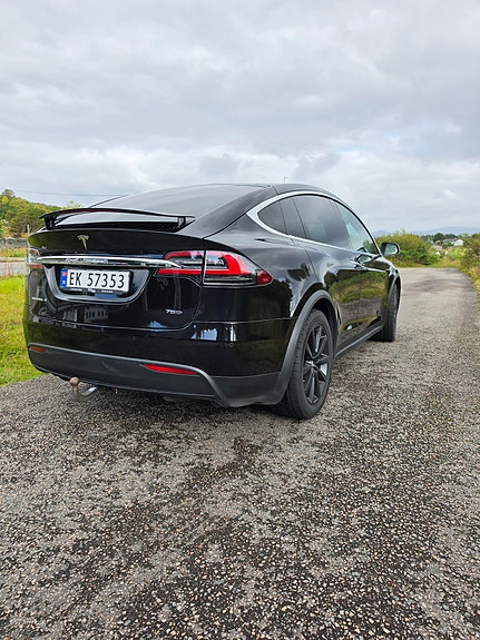 Tesla Model X 15 of 29