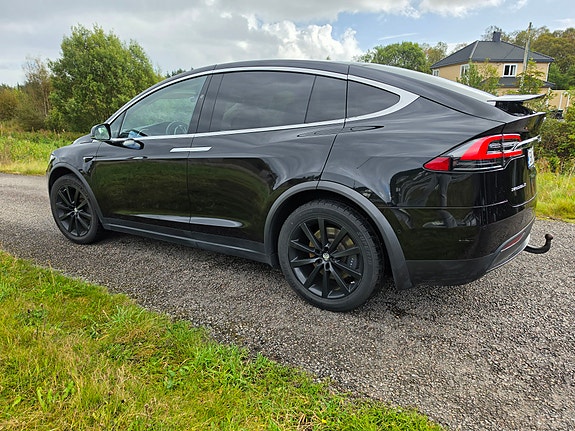 Tesla Model X 18 of 29