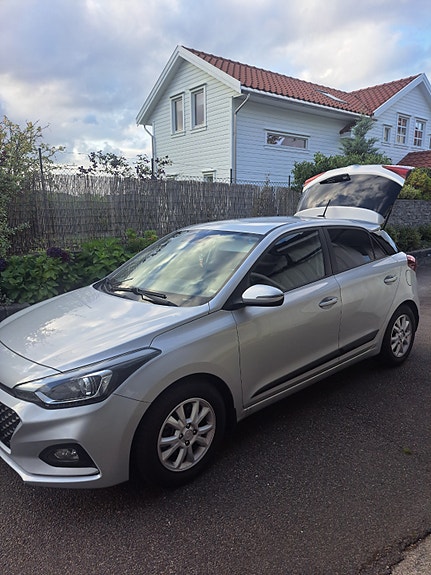 Hyundai i20 2 of 9