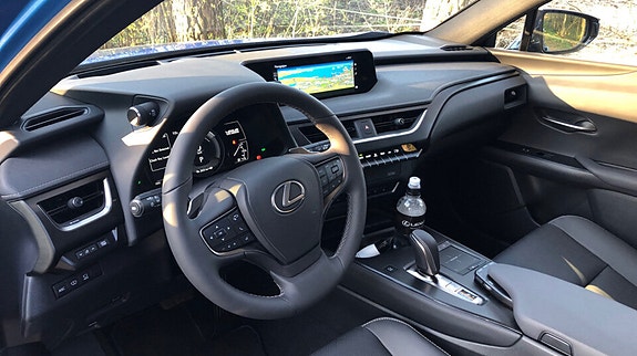 Lexus UX300e 3 of 7