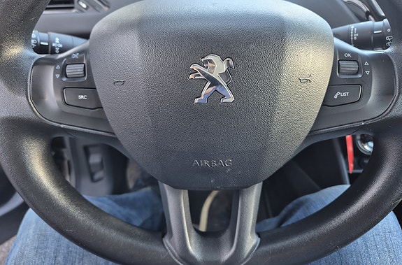 Peugeot 208 14 of 19