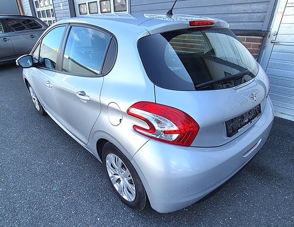 Peugeot 208 8 of 19