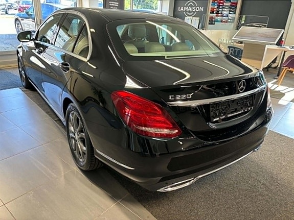 Mercedes-Benz 220 3 of 8