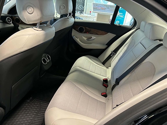 Mercedes-Benz 220 7 of 8