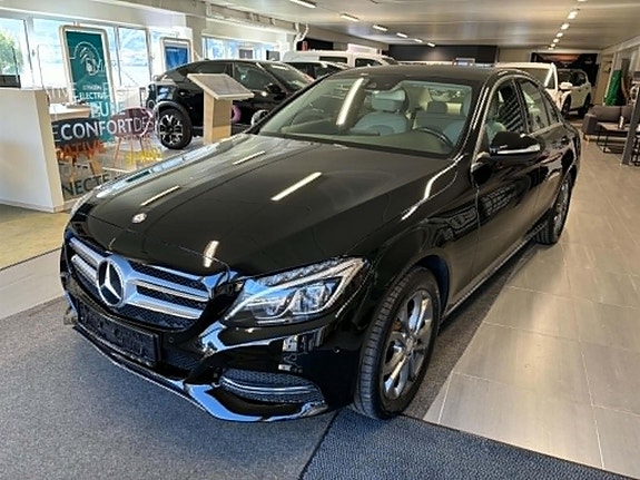 Mercedes-Benz 220 2 of 8