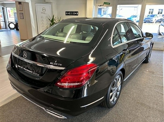 Mercedes-Benz 220 4 of 8