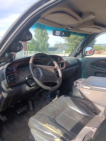 Dodge RAM 2500 2 of 6