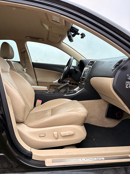 Lexus IS220d 16 of 24