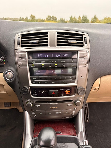 Lexus IS220d 22 of 24