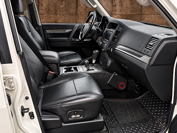 Mitsubishi Pajero 8 of 14