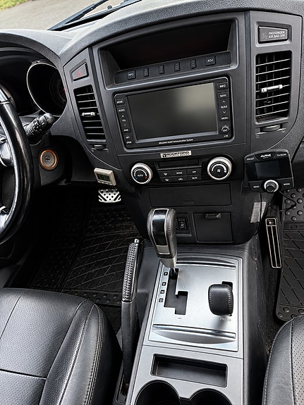 Mitsubishi Pajero 9 of 14