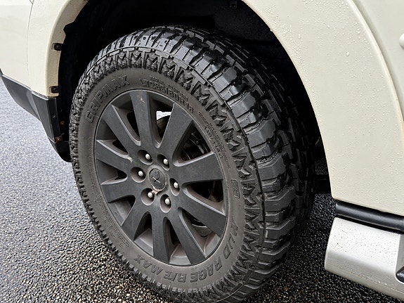 Mitsubishi Pajero 11 of 14