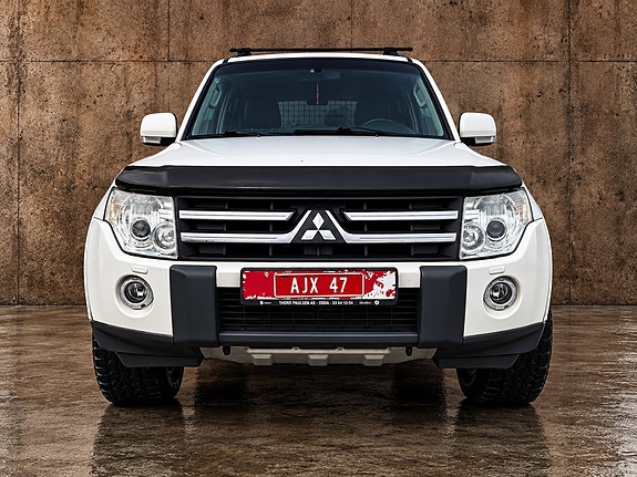 Mitsubishi Pajero 2 of 14